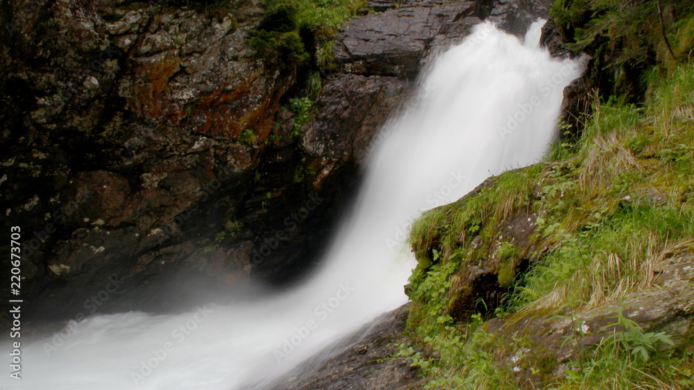 Obraz premium Wasserfall in den Alpen