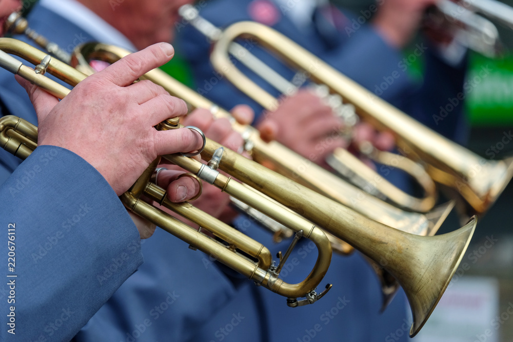 Obraz premium Odkryty koncert - zbliżenie muzyka z puzonem, selektywna ostrość