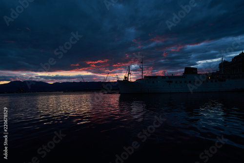 Epischer Sonnenuntergang im Hafen von Rijeka in Kroatien