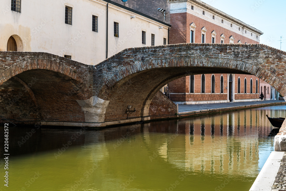 alte Brücke über einen Kanal in Comacchio, Italien alte Brücke über einen Kanal in Comacchio, Italien