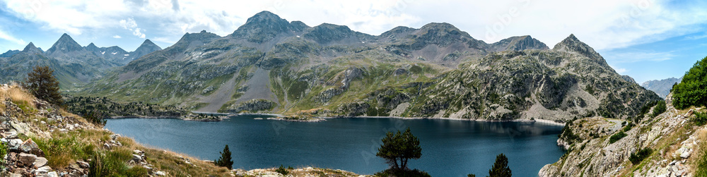 Lago natural en el pirineo aragonés