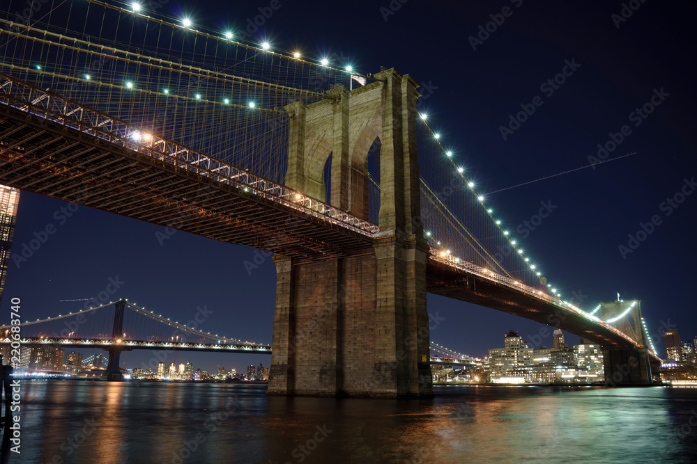 Fototapeta premium Manhattan Bridge and Brooklyn Skyline at night