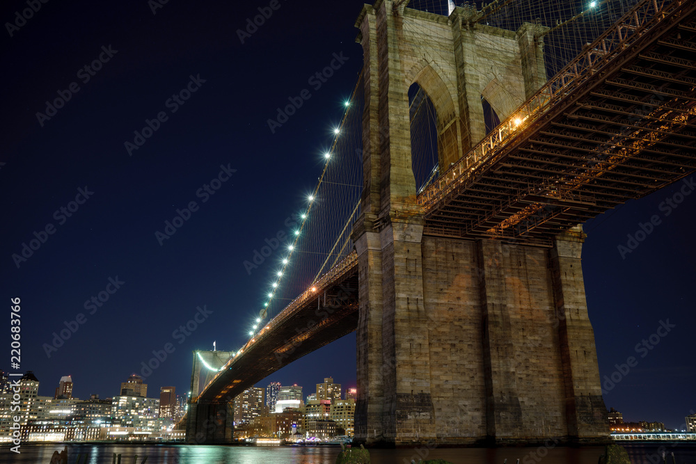 Fototapeta premium Manhattan Bridge and Brooklyn Skyline at night