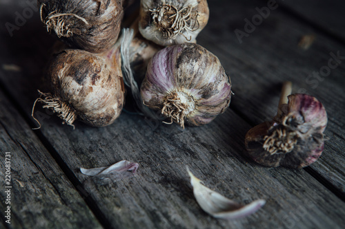 Fototapeta Naklejka Na Ścianę i Meble -  Fresh garlic collected on a wooden table