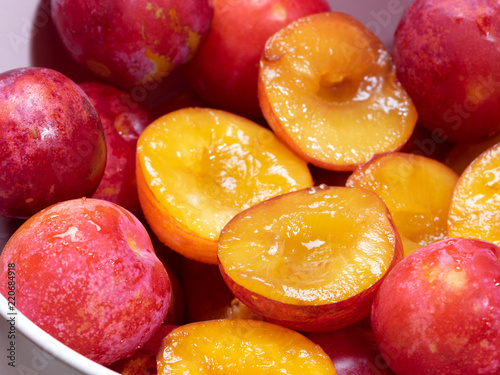 фотографія Rip ecologically grown plums in a bowl