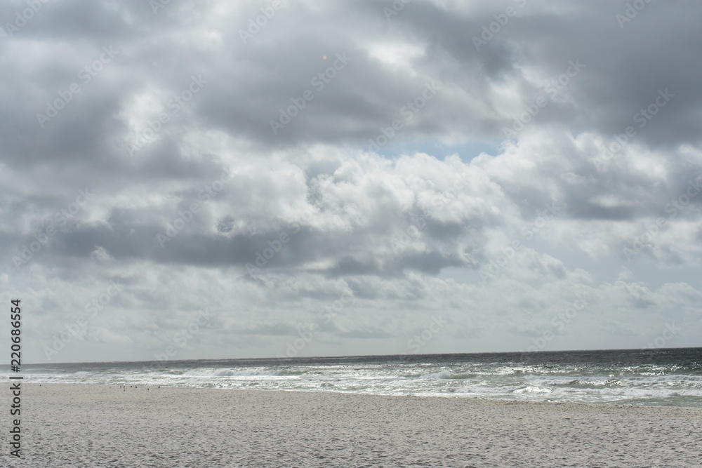 Obraz premium Grey clouds at beach sunrise