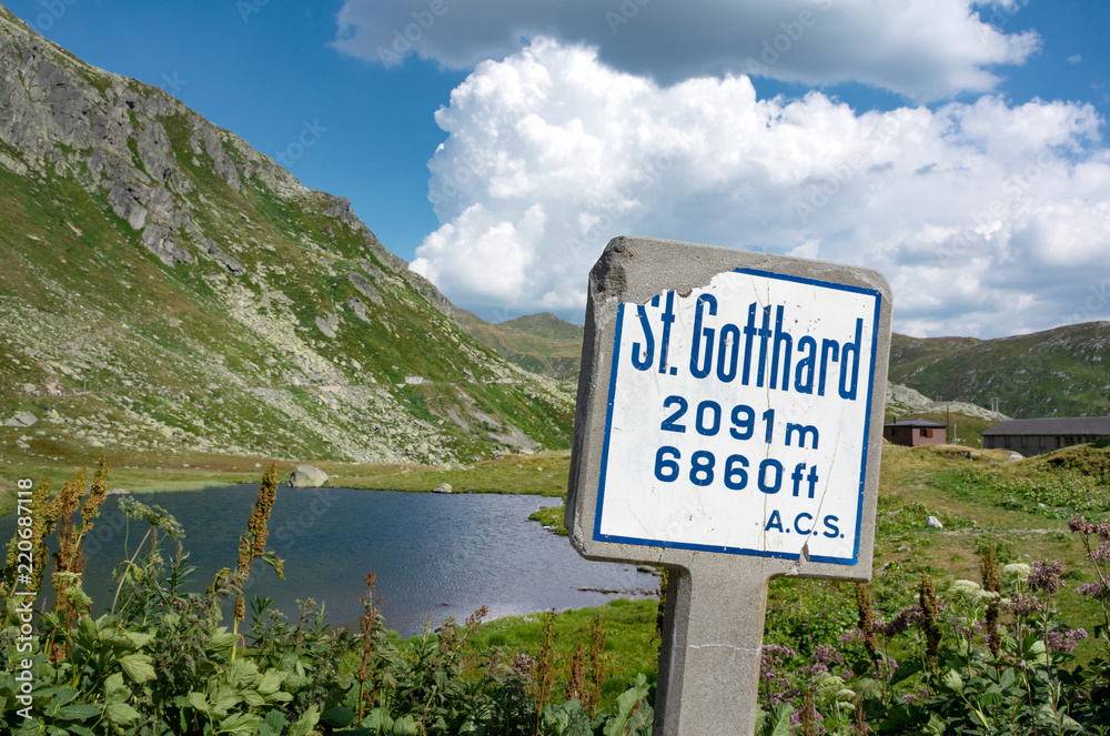 St. Gotthard Pass Straßenschild mit Landschaft