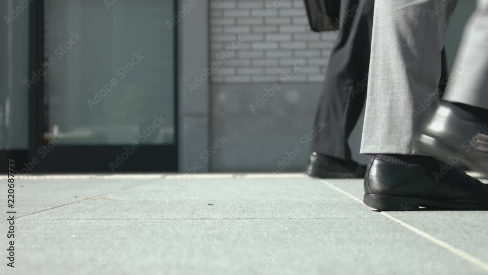 スローモーション - 通勤する人々 歩道 夏 東京 丸の内 Stock Video | Adobe Stock