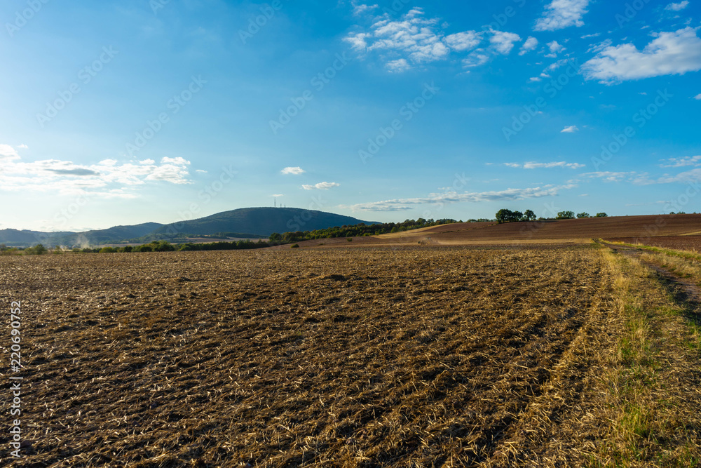 Felder mit roter Erde rund um den Donnersberg, Rheinland-Pfalz, Deutschland Felder mit roter Erde rund um den Donnersberg, Rheinland-Pfalz, Deutschland