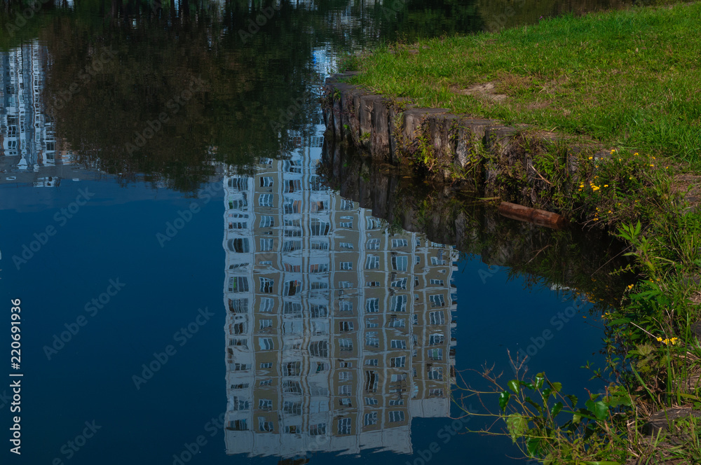Высотные дома отражающиеся в воде пруда