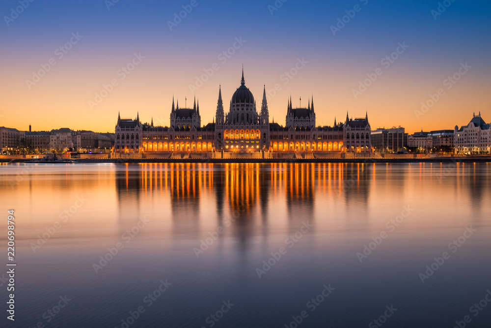 Naklejka premium Wschód słońca w budynku Parlamentu w Budapeszcie na Węgrzech