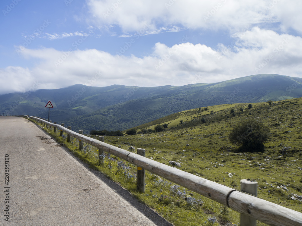 Viajando por Cantabria, en una carretera al lado de montañas, verano de 2018