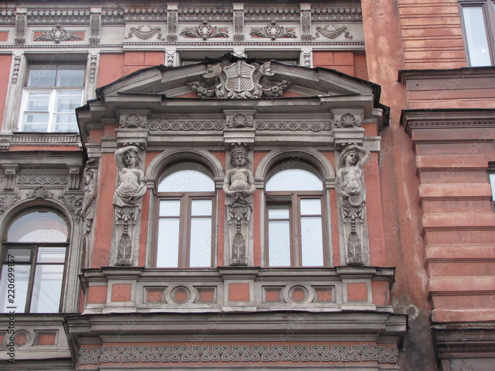 Obraz premium Atlanteans and caryatids as a decoration of the facade of the building