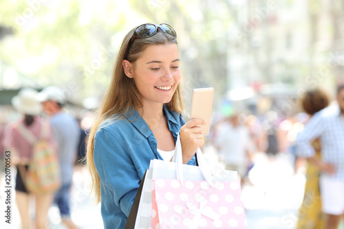 Photography Shopper consulting online offers in a phone