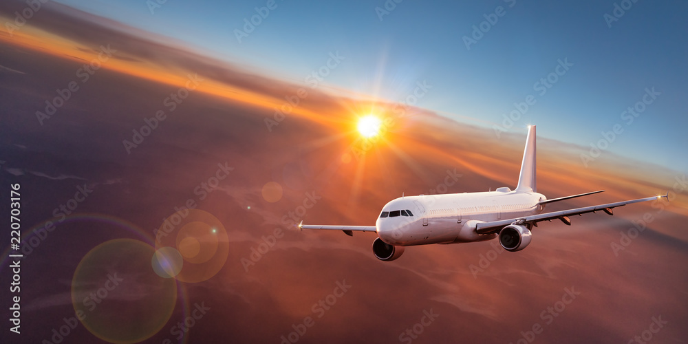 Obraz premium Komercyjny samolot lecący nad chmurami dramatycznymi.