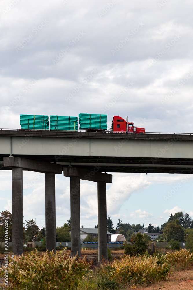 Obraz premium Everett, WAshington / USA - 08/30/2018: Truck with pipes driving northbound on I5 freeway