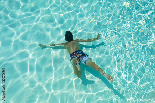 piscine vacances détente repos baignade chaleur eau loisir enfant partir se détendre plonger bleu reflet soleil