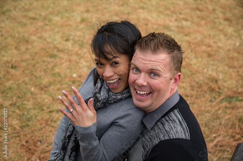 Φωτογραφία An engaged couple shows the engagement ring