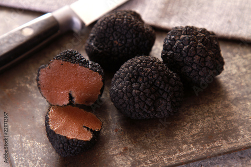 Fotografie preparing fresh black truffles