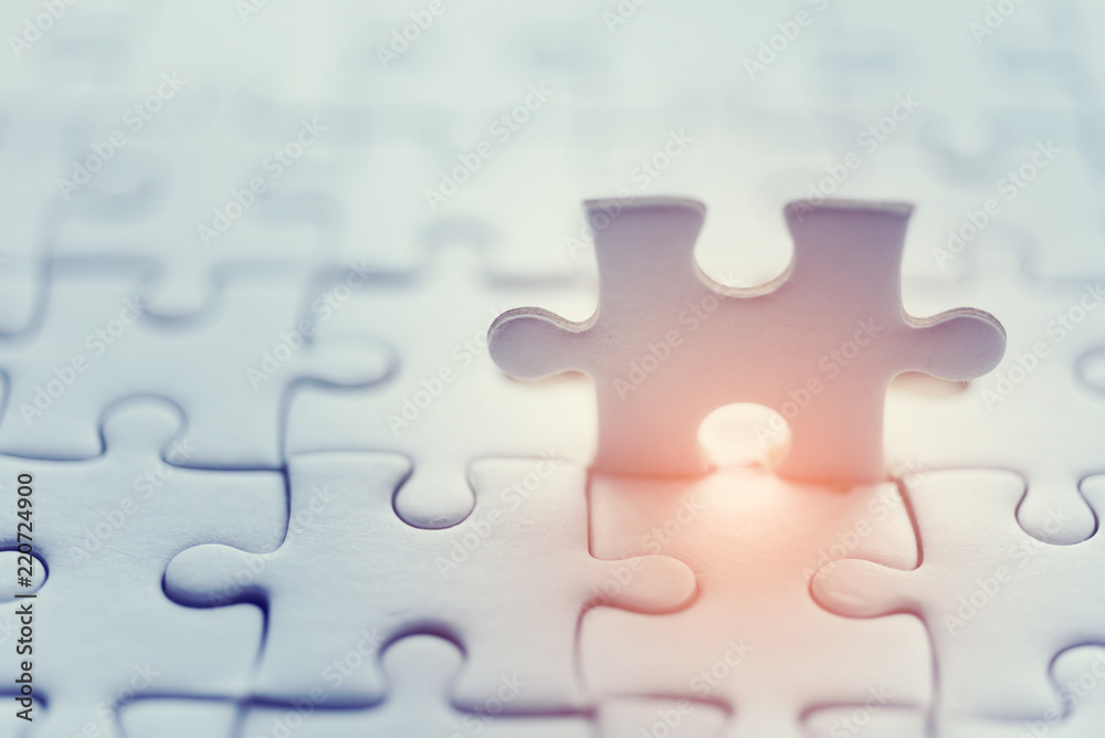 Obraz premium Jigsaw with one piece missing revealing