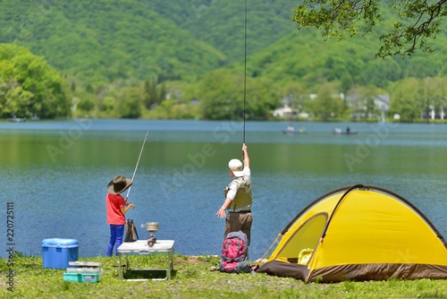 湖畔のキャンプ・釣りを楽しむ家族 © godfather