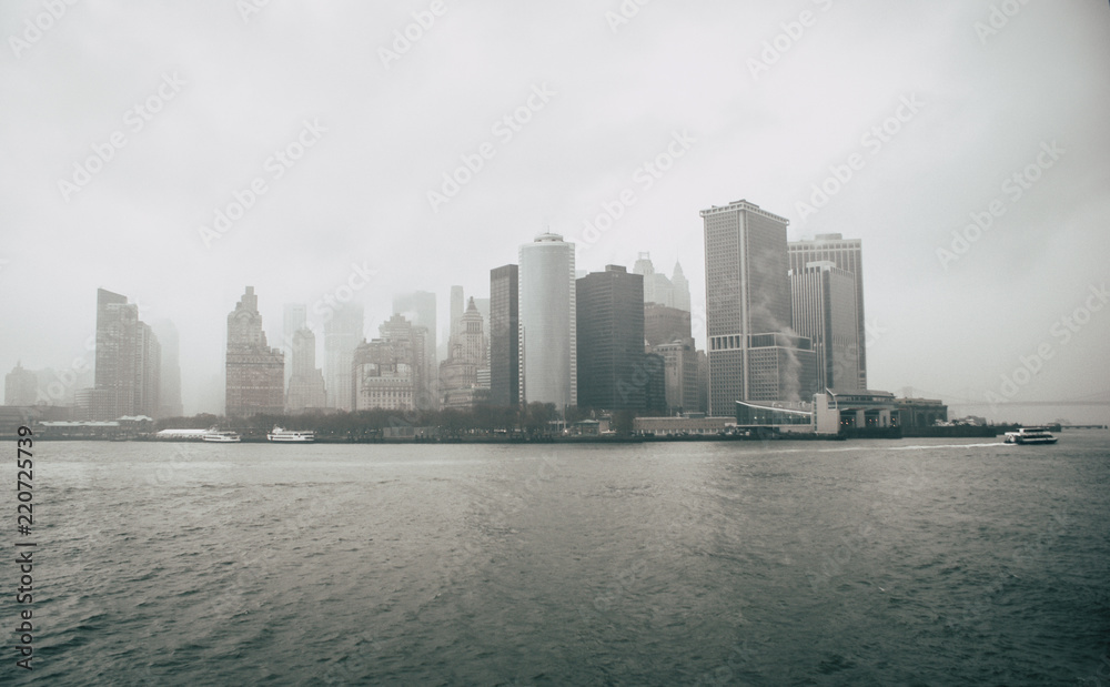 Obraz premium Skyline of Manhattan in a heavy fog
