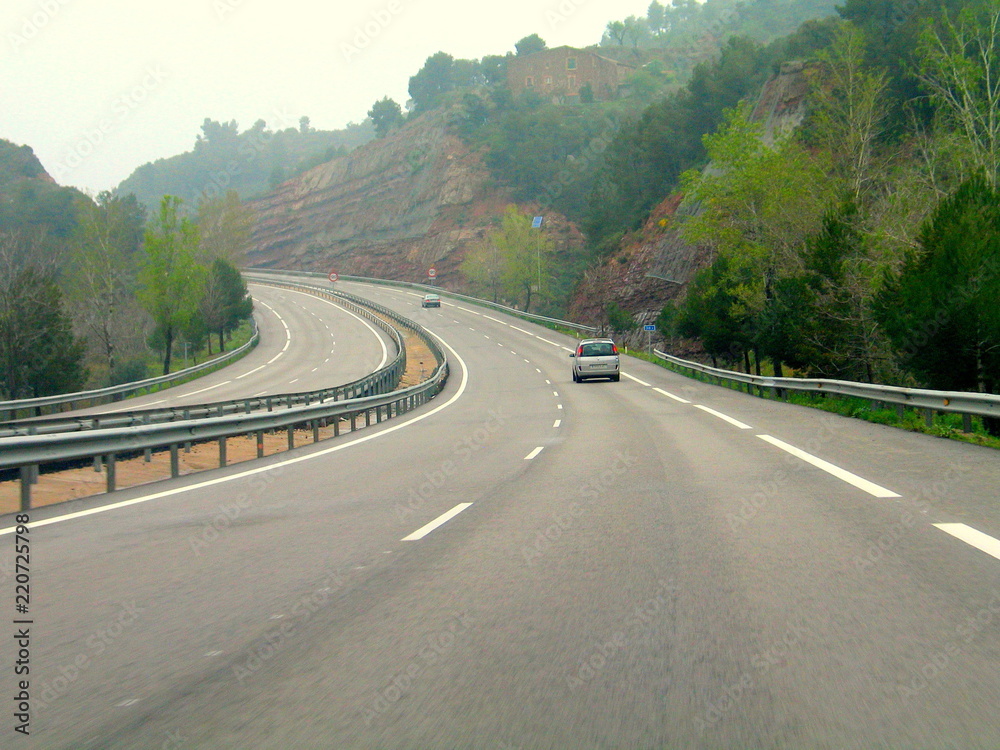 Montserrat. Montaña con monasterio de Barcelona desde la carretera. Cataluña,España Montserrat. Montaña con monasterio de Barcelona desde la carretera. Cataluña,España