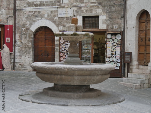 Tableau sur toile Gubbio - largo del Bargello e fontana di matti