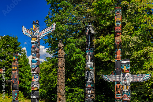 Фотография First Nations American Indian totem poles in Stanley Park in Vancouver Canada