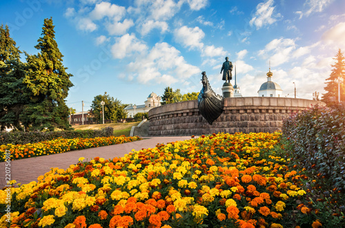 Памятник Афанасию Никитину в Твери и цветы Monument to Afanasy Nikitin and many  flowers photo