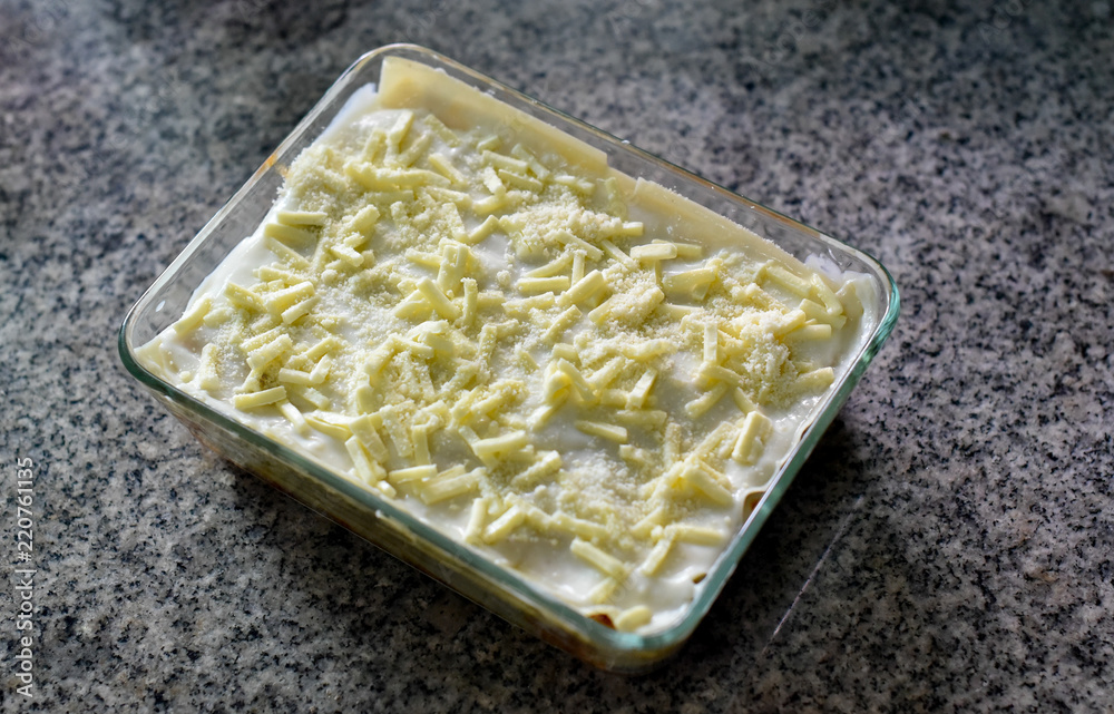 Make lasagna in glass bowl Make lasagna in glass bowl