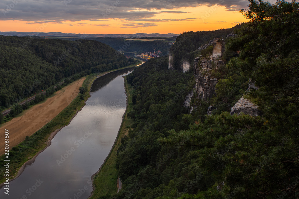 Ausblick auf Abendrot und Fluss