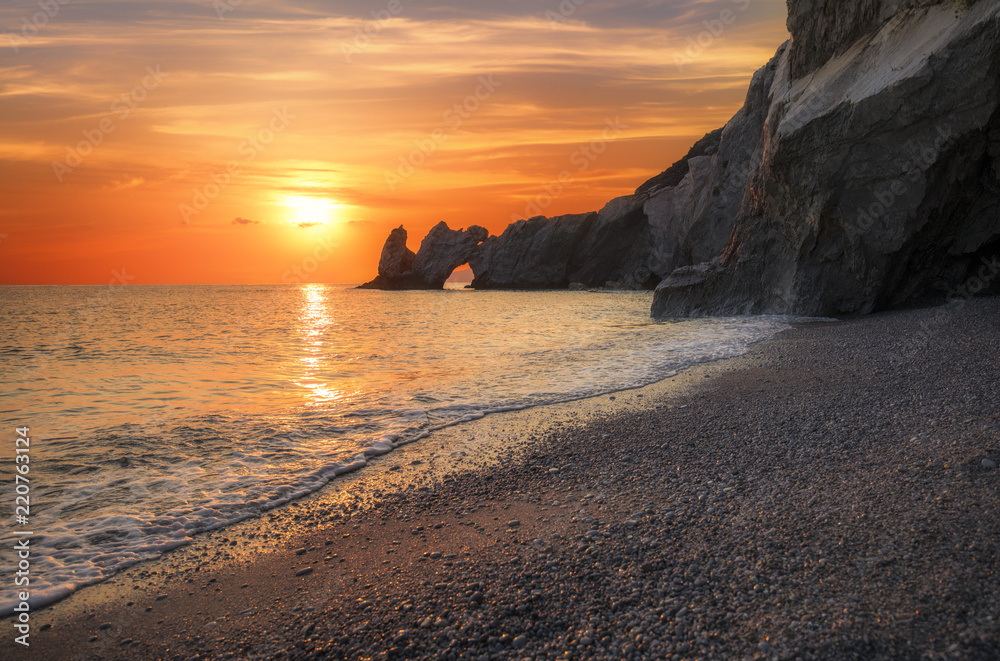 Wunderschöner, farbenfroher Sonnenaufgang über Lalaria auf der Insel Skiathos in Griechenland Wunderschöner, farbenfroher Sonnenaufgang über Lalaria auf der Insel Skiathos in Griechenland