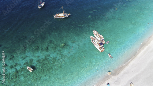 Schöne tropische Küstenlinie mit Türkis und sehr klarem Wasser und ankernden Booten © Cara-Foto
