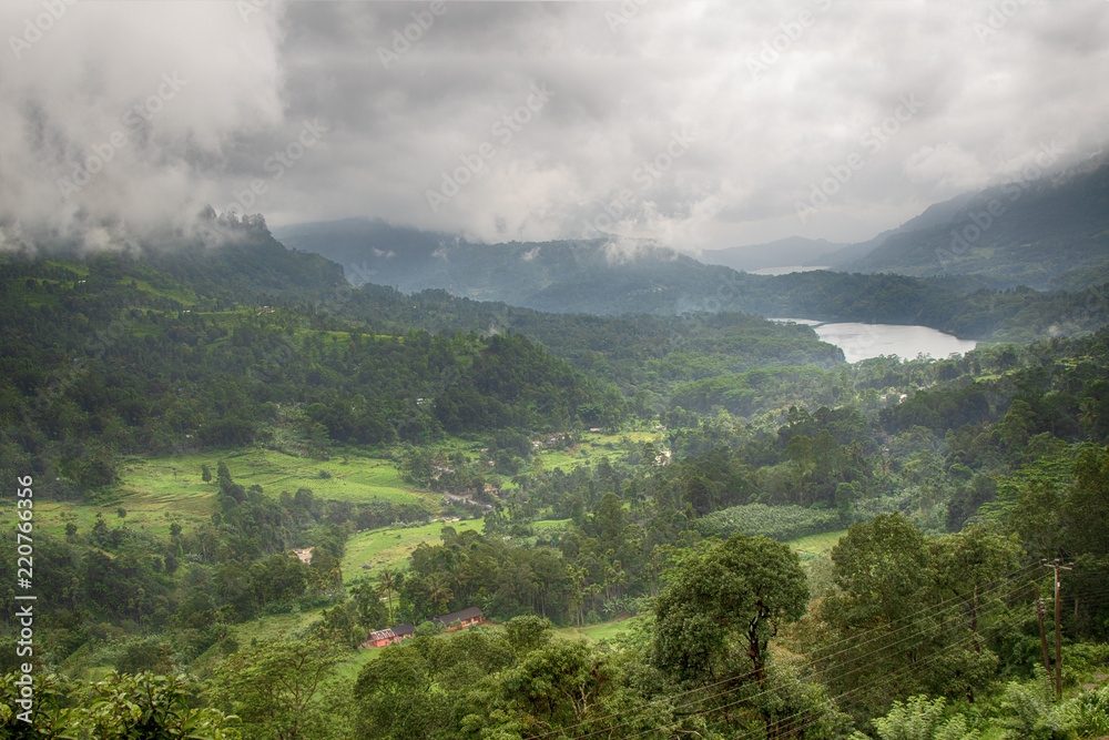 Fototapeta premium Aussicht über eine regnerische Landschaft