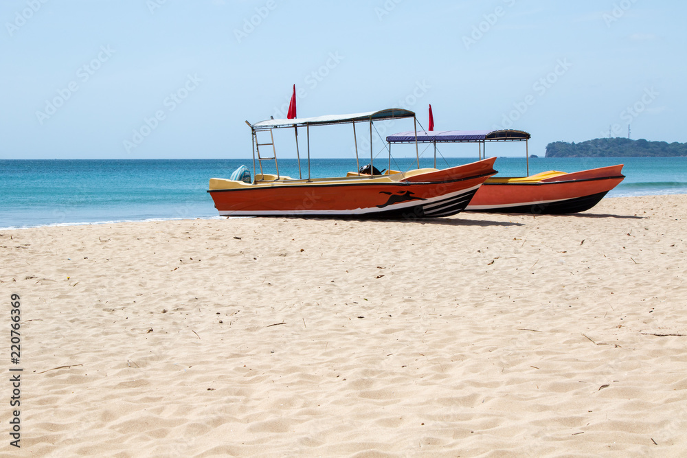Boote am Strand, türkises Wasser
