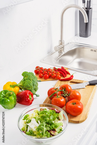 Canvastavla delicious tomatoes and chili peppers on cutting boards in light kitchen