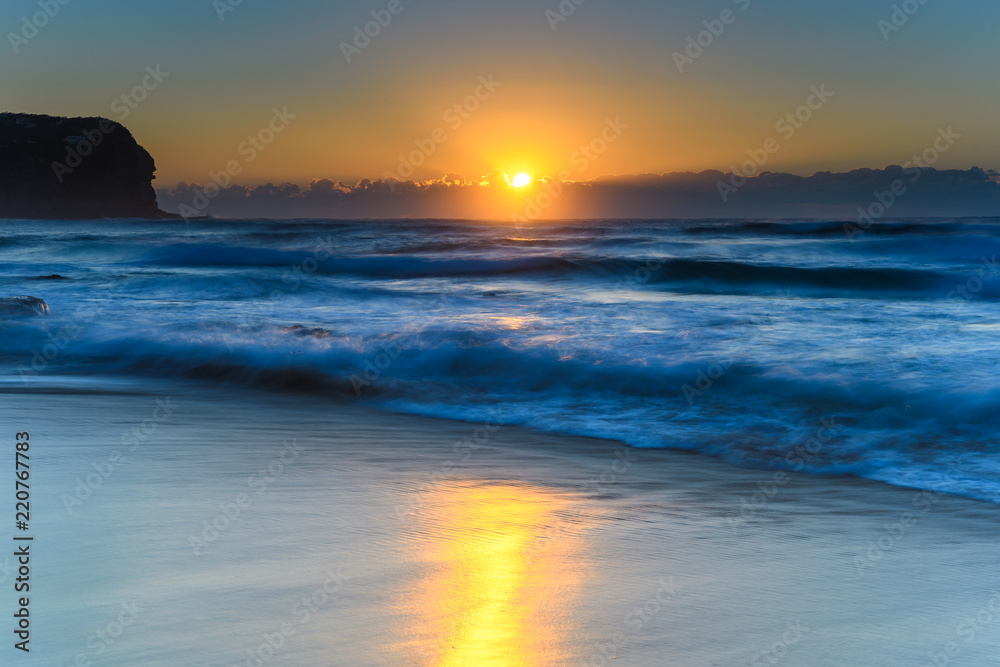 Obraz premium Sunrise Lights up the Sea