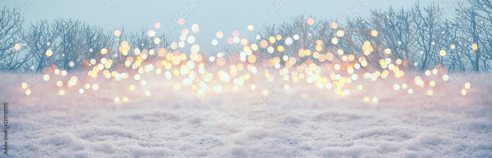 Fototapeta Magiczny zima krajobraz z śnieżnymi i złotymi bokeh światłami - sztandar, panorama, tło