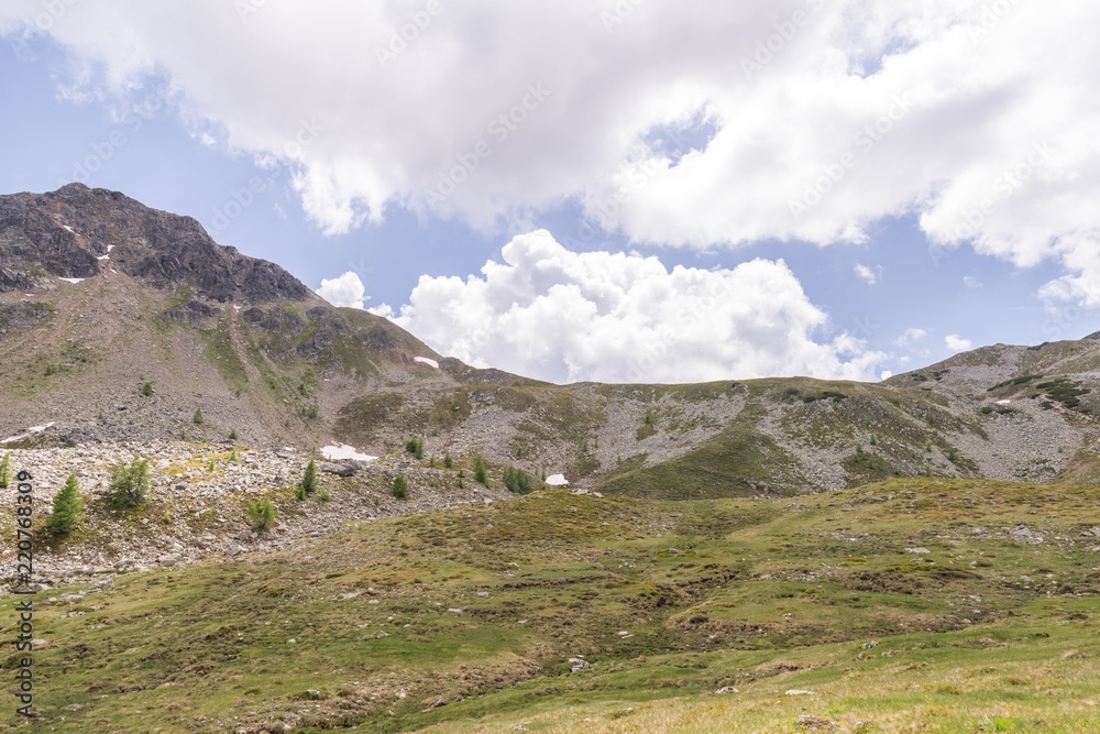 Fototapeta premium Wanderung in den Nockbergen zu dem Rosaninsee und den großen Königsstuhl, Österreich