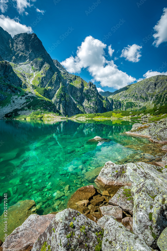 Obraz premium Czarny jezioro pod Rysy szczytem, Tatrzańskie góry, Polska