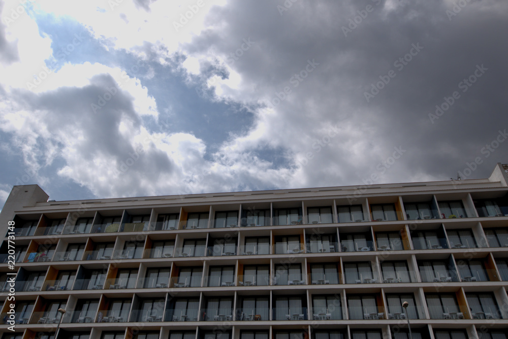 Ventanas de un hotel con el cielo nublado