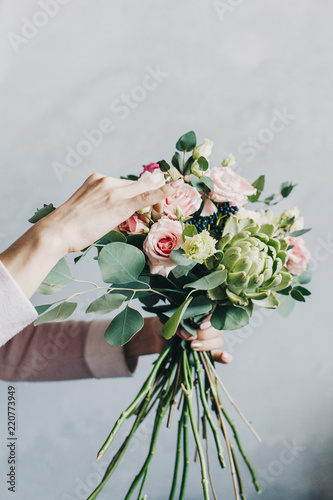 красивый букет в руках флориста beautiful bouquet in the hands of a florist