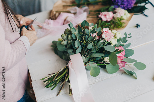 девушка флорист делает красивый букет girl florist makes a beautiful bouquet