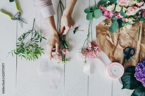 девушка флорист берет красивые цветы чтобы делать букет girl florist takes beautiful flowers to make a bouquet