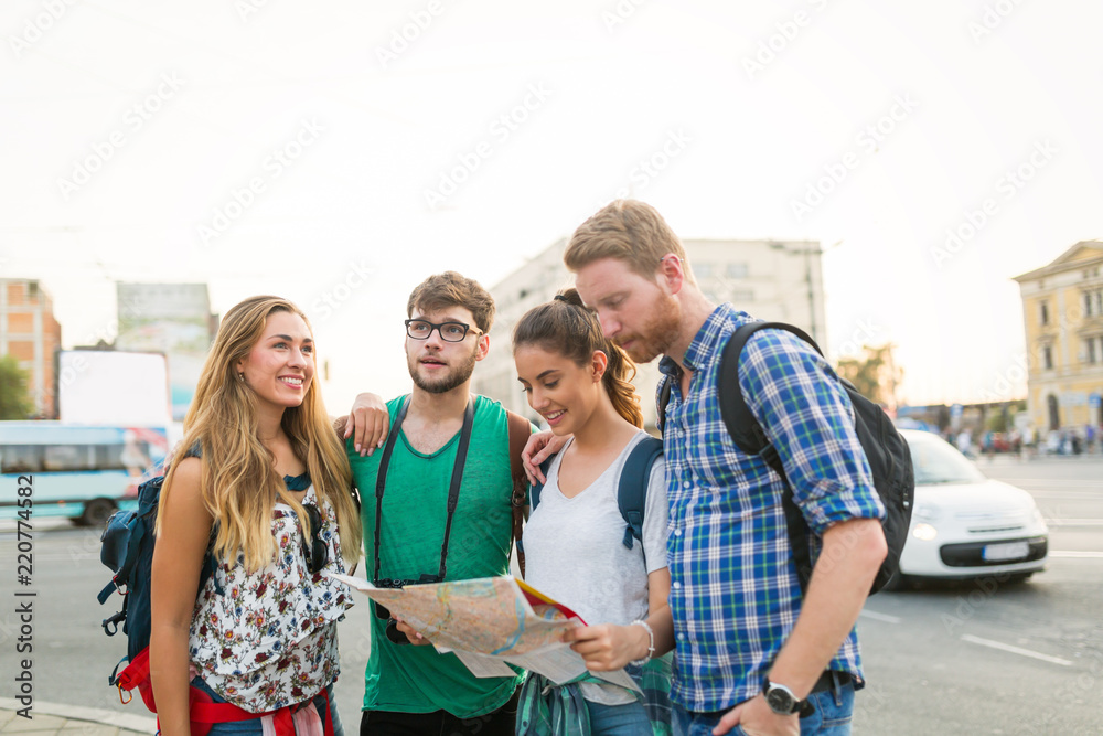 Naklejka premium Happy tourists traveling and sightseeing