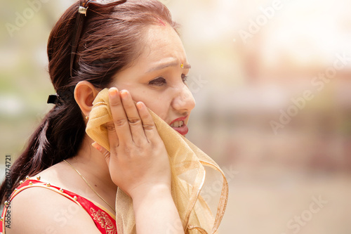 Canvas Print Woman suffers from heat of strong sunlight,Blur background