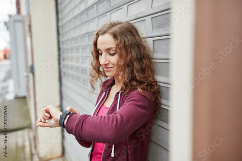 Junge Frau als Sportler nutzt Fitness Tracker