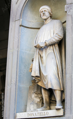 Canvas Print Statue of Donatello in Uffizi Colonnade