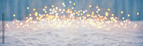 Fototapeta Abstrakcjonistyczny magiczny zima krajobraz z śnieżnymi i złotymi bokeh światłami - sztandar, panorama